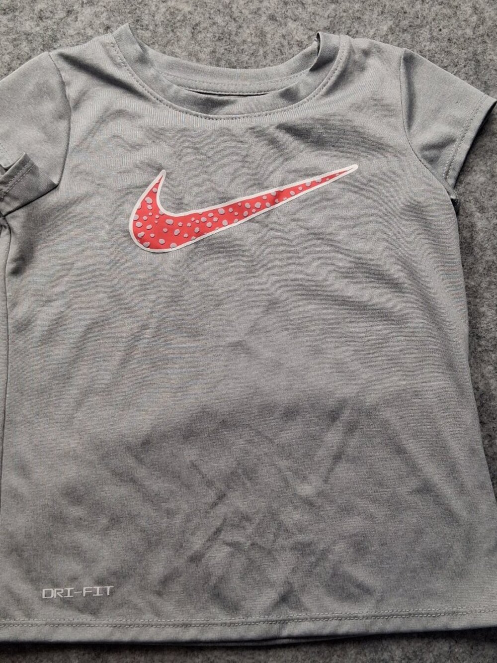 Nike girls shirt size 6 gray good condition